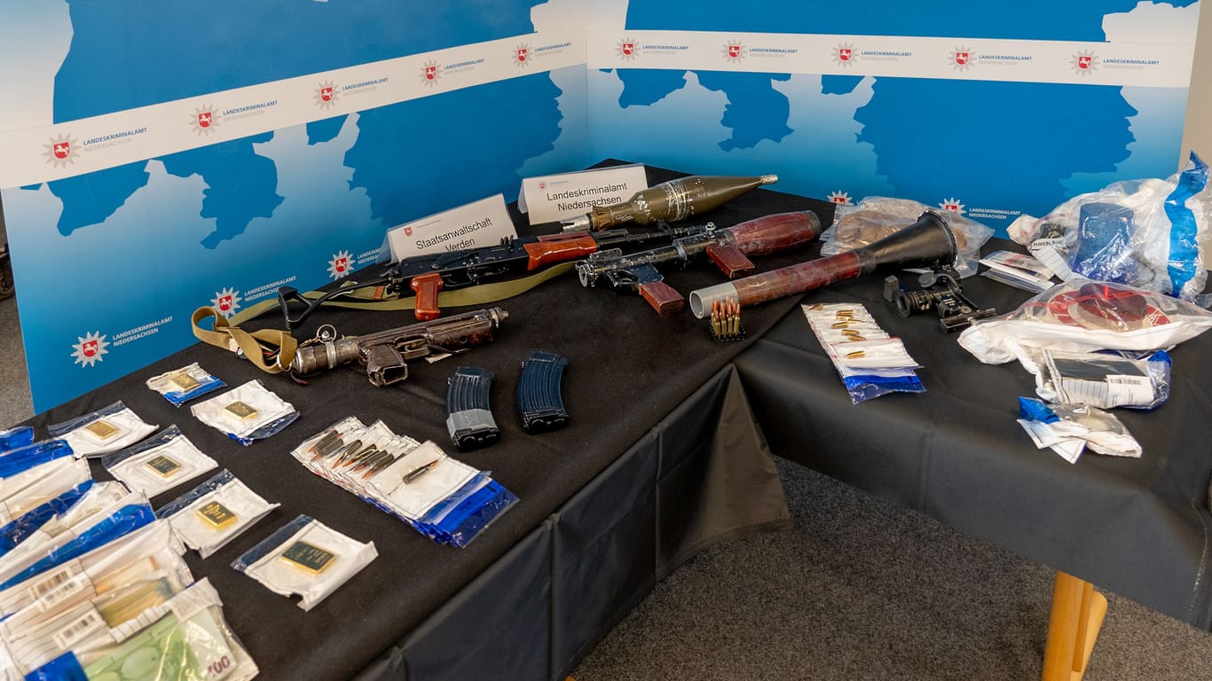 Waffen und andere Gegenstände, die seit der Festnahme von Daniel Klette beschlagnahmt wurden.