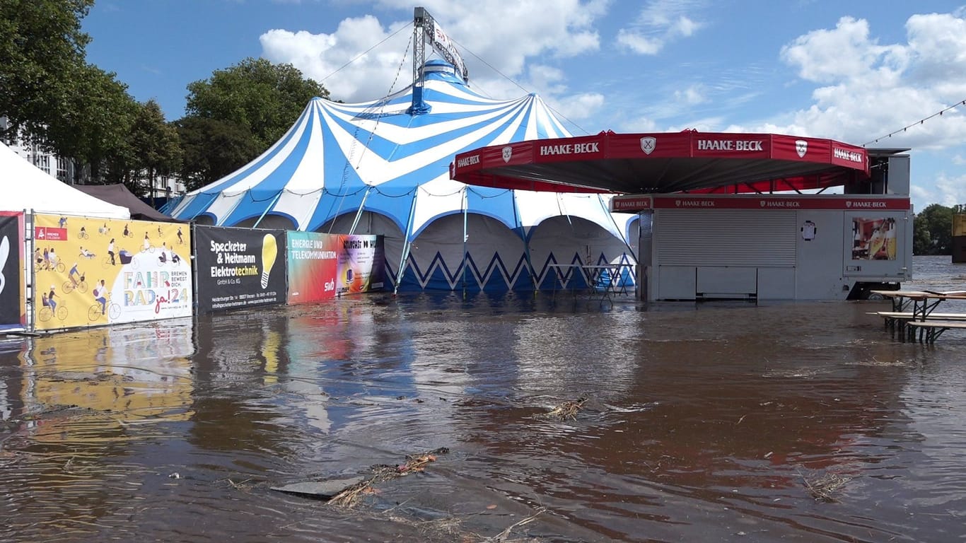 Blick auf das überflutete Gelände des "Breminale"-Festival: Die Veranstalter mussten vorsorglich den Strom abstellen.