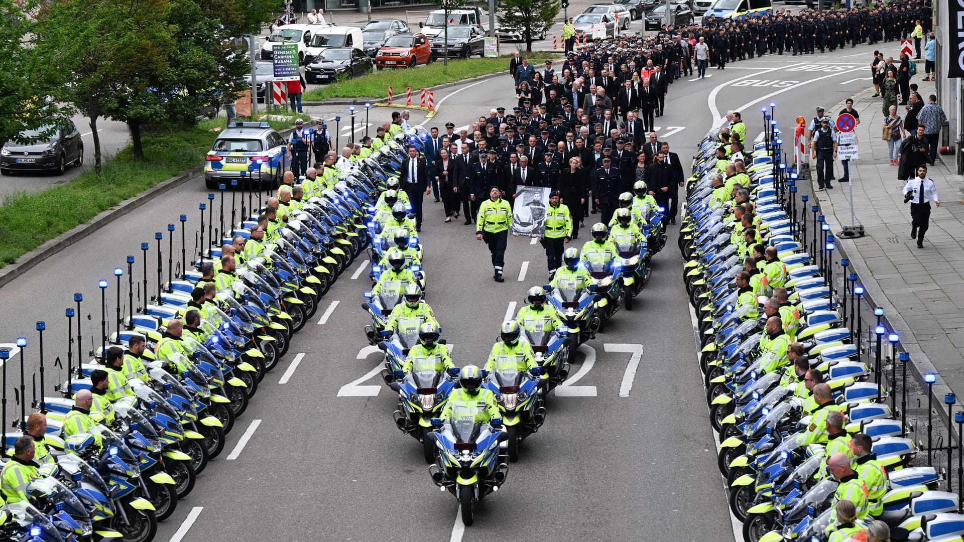 Trauermarsch und Trauerfeier für verunglückten Polizisten Trauermarsch und Trauerfeier für verunglückten Polizisten