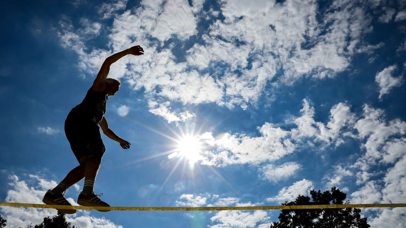 Slackliner auf Seil