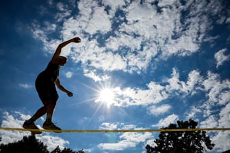 Slackliner auf Seil