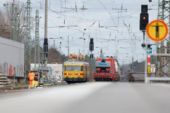 Arbeiten an der Riedbahn (Archivfoto): Am Montag kommt der Verkehr hier bis Dezember zum Erliegen.