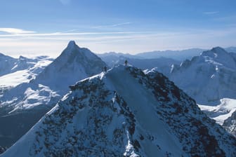 Bergsteiger in den Alpen: Im Hintergrund das Matterhorn und die Dent d'Hérens.