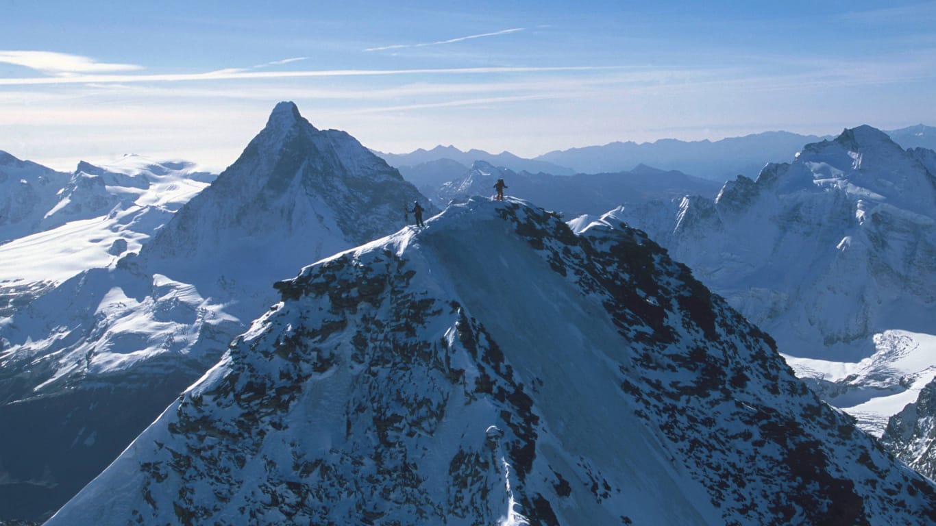 Bergsteiger in den Alpen: Im Hintergrund das Matterhorn und die Dent d'Hérens.