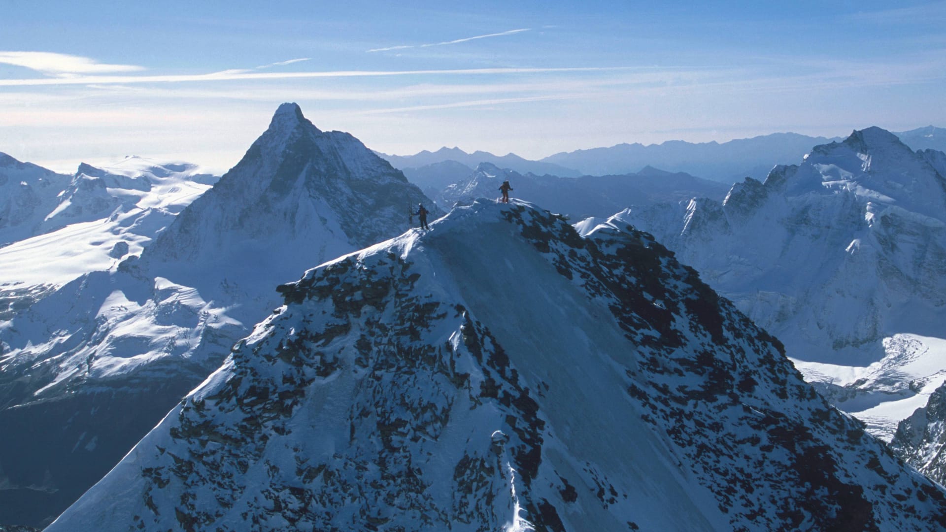 Bergsteiger in den Alpen: Im Hintergrund das Matterhorn und die Dent d'Hérens.