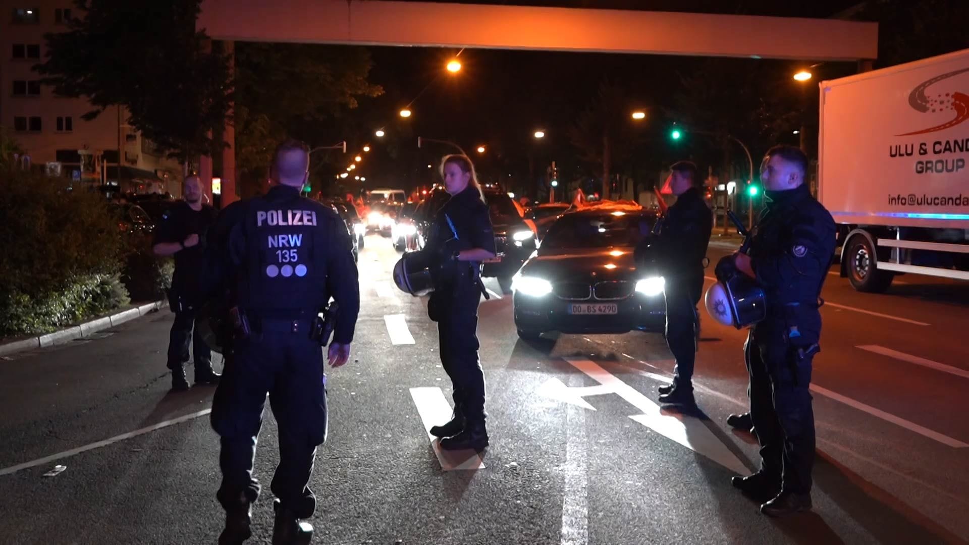 Einsatzkräfte auf dem Wall: Der Verkehr wurde abgeleitet.