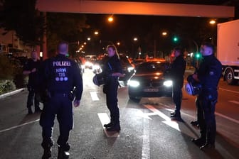 Einsatzkräfte auf dem Wall: Der Verkehr wurde abgeleitet.