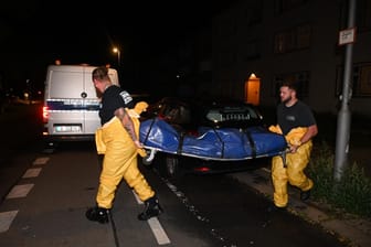 Abtransport einer Leiche im Falkenhagener Feld: Eine Frau soll festgenommen worden sein.
