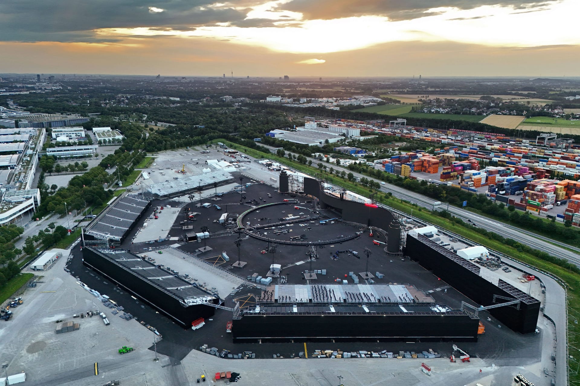 Blick auf das Pop-Up-Stadion: Ab dem 2. August wird Adele auf dem Messegelände insgesamt zehn Konzerte spielen.