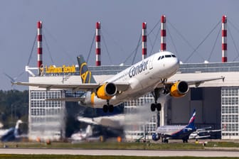 Ein Flugzeug startet am Münchner Flughafen (Archivbild): Der Betrieb lief am Vormittag weitestgehend normal.