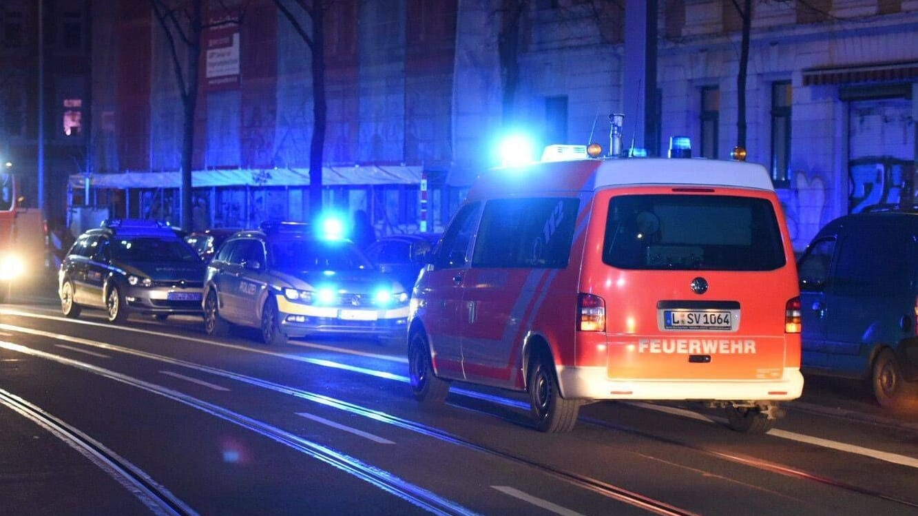 Krankenwagen in Leipzig-Connewitz (Symbolfoto): Die Jugendliche starb noch am Unglücksort.