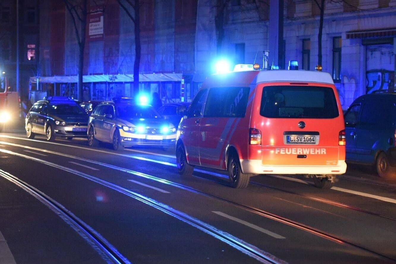 Krankenwagen in Leipzig-Connewitz (Symbolfoto): Die Jugendliche starb noch am Unglücksort.