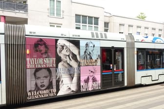 Blickfang: Eine mit Taylor-Swift-Motiven gestaltete Straßenbahn fährt nun durch Gelsenkirchen und Bochum.
