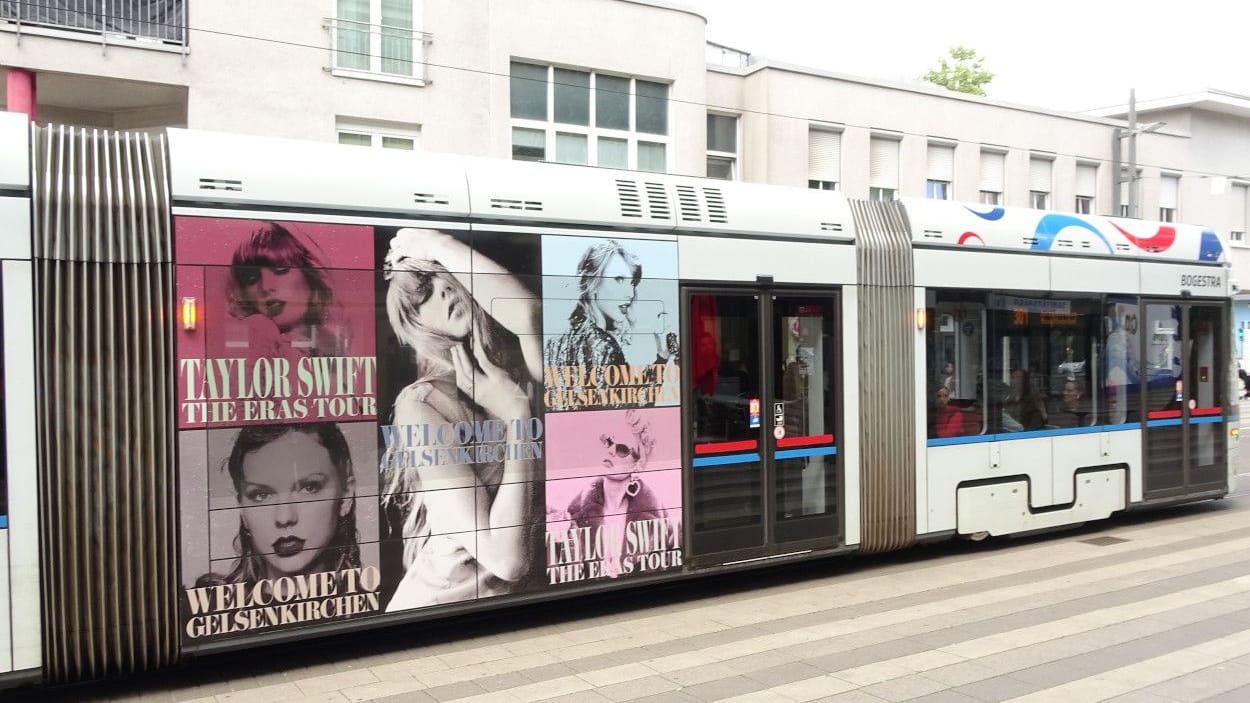 Blickfang: Eine mit Taylor-Swift-Motiven gestaltete Straßenbahn fährt nun durch Gelsenkirchen und Bochum.