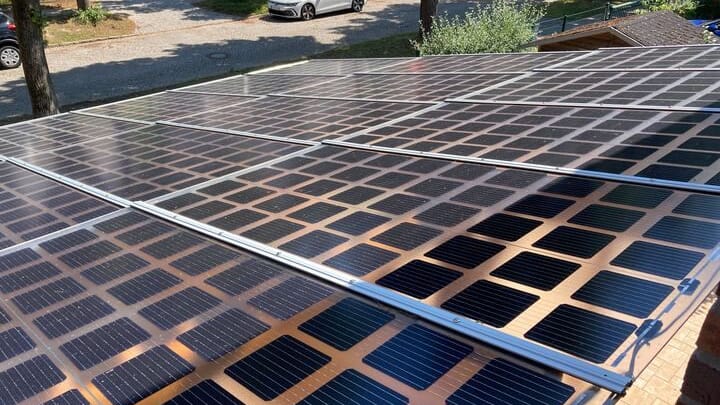 Sowohl der Carport als auch das Dach sind mit Solarmodulen ausgestattet.