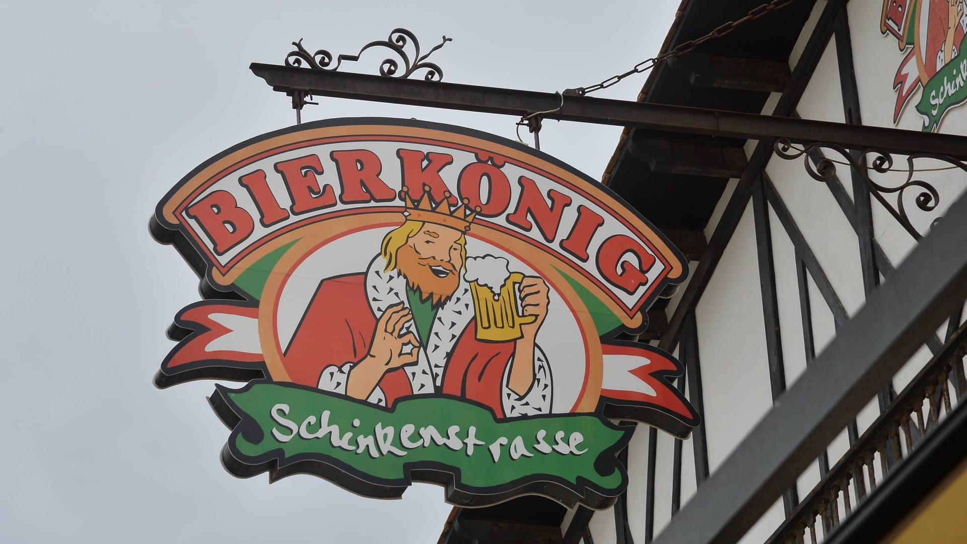 Bierkönig-Schild (Archivbild): Ein Türsteher reagierte hier mit übertriebener Gewalt auf Kritik.