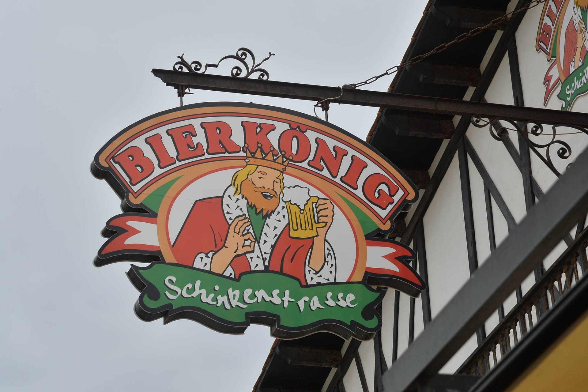 Bierkönig-Schild (Archivbild): Ein Türsteher reagierte hier mit übertriebener Gewalt auf Kritik.