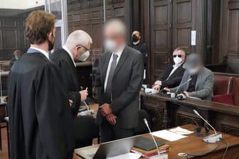 Die beiden angeklagten Hamburg Ärzte (unkenntlich gemacht) mit ihren Anwälten vor Gericht (Archivfoto): In der letzten Instanz haben sie nun verloren.