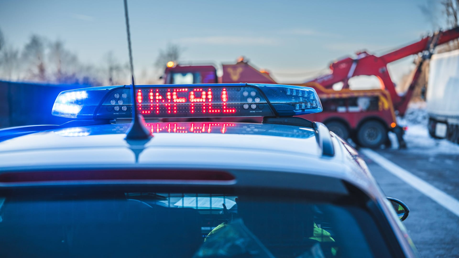 Autobahnpolizei sichert eine Unfallstelle mit Blaulicht (Symbolbild): Wegen eines brennenden 3,5-Tonners ist die A281 voll gesperrt.