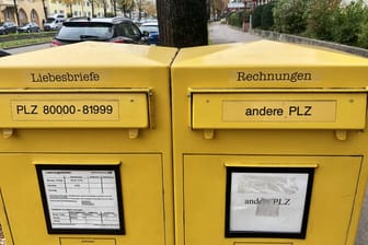 Ein Briefkasten am Wettersteinplatz (Archivbild): Wer künftig Liebesbriefe oder Rechnungen zeitnah versenden will, muss diese früher einwerfen.