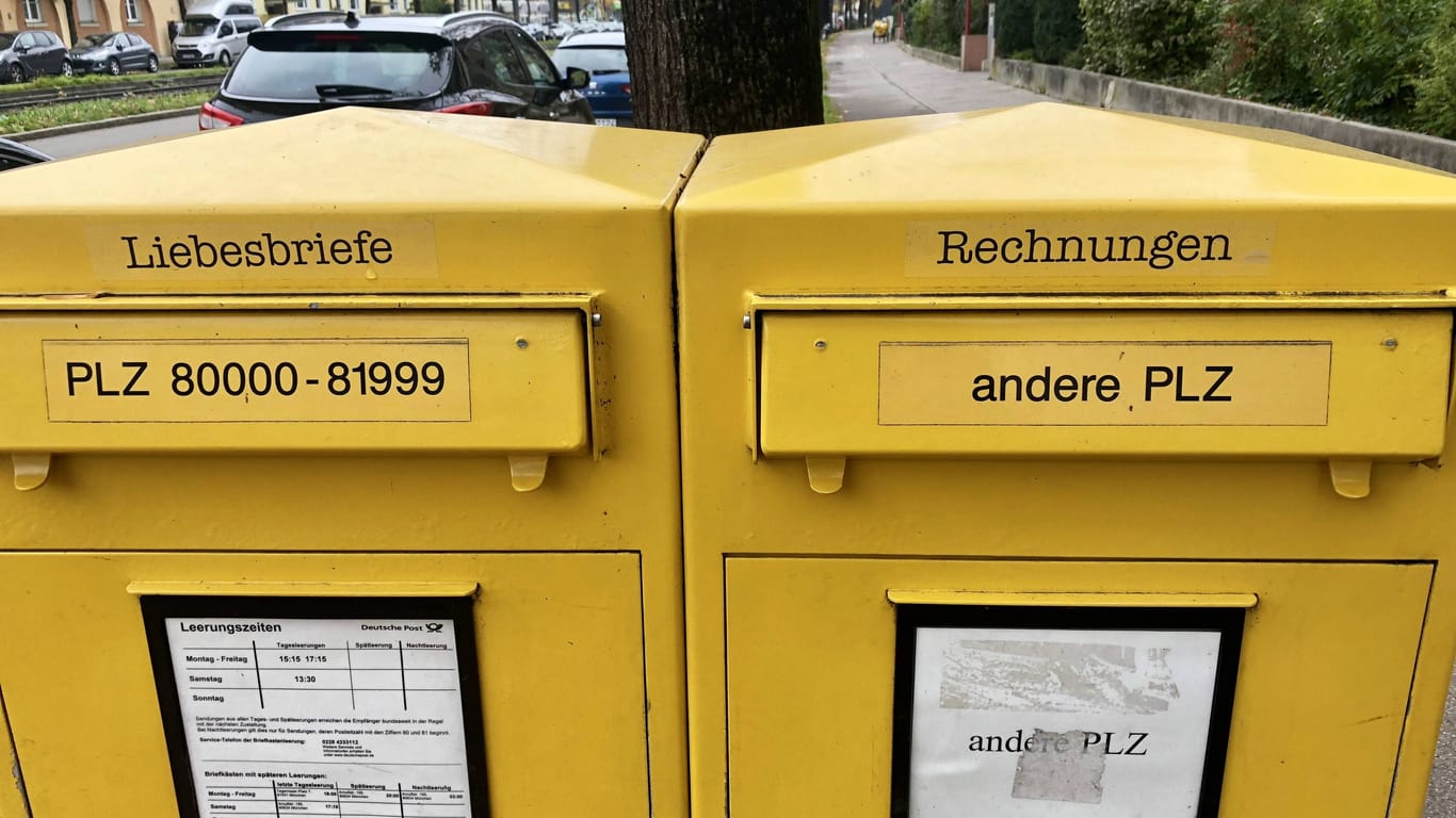 Ein Briefkasten am Wettersteinplatz (Archivbild): Wer künftig Liebesbriefe oder Rechnungen zeitnah versenden will, muss diese früher einwerfen.