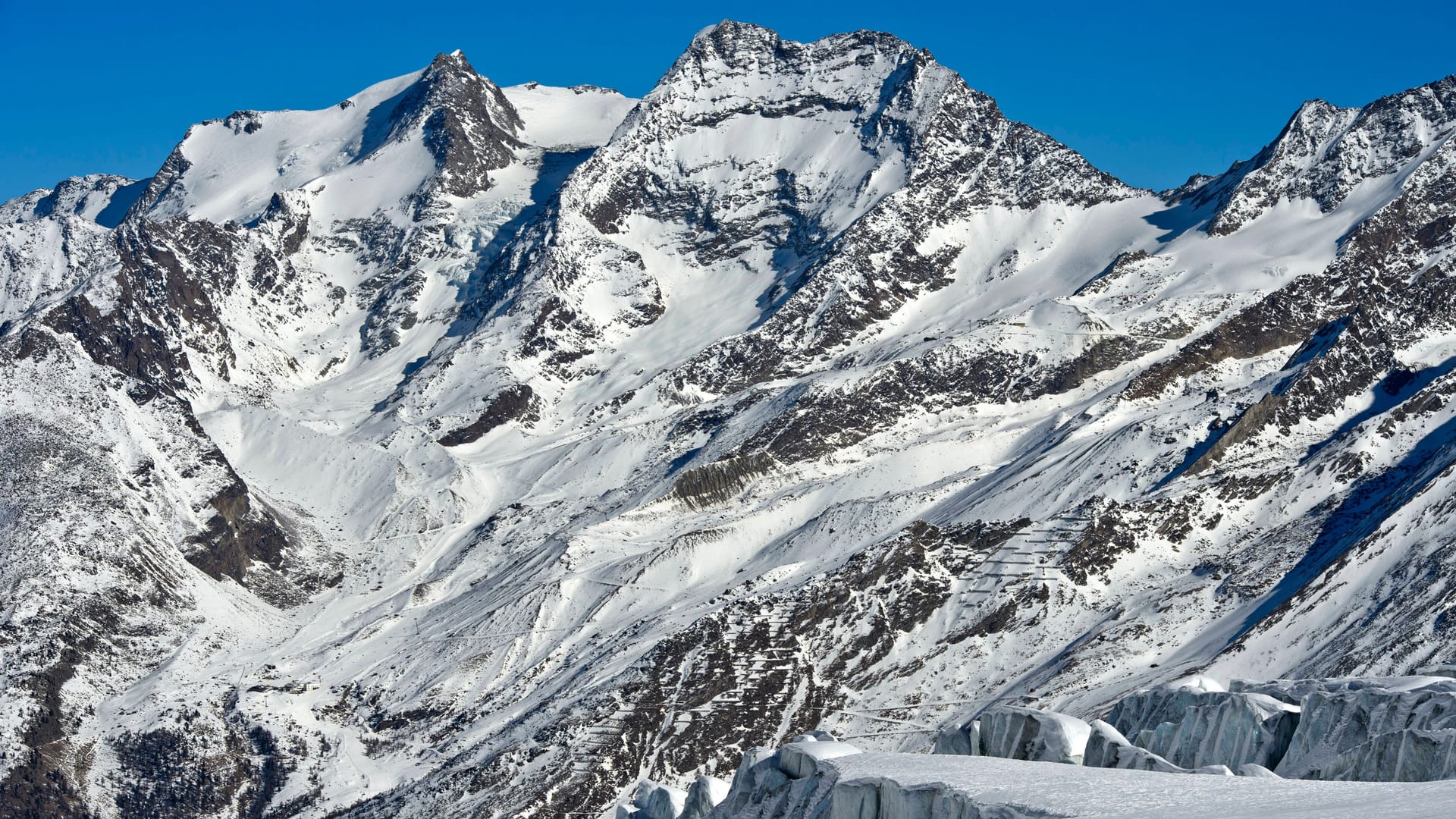 Blick über den Feegletscher auf die Gipfel Fletschhorn und Lagginhorn (Archivbild): Hier stürzten zwei deutsche Wanderinnen, eine fand den Tod.