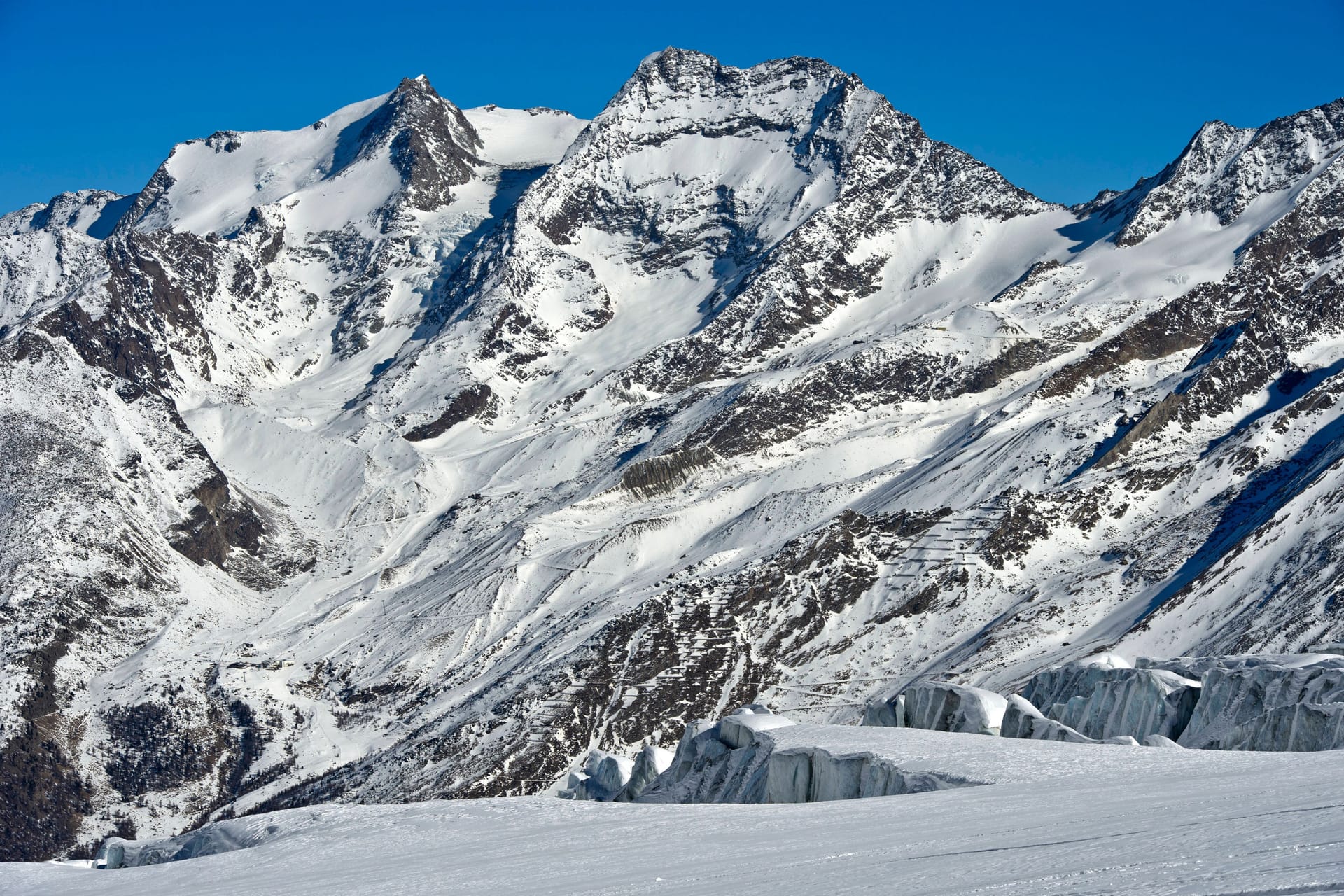 Blick über den Feegletscher auf die Gipfel Fletschhorn und Lagginhorn (Archivbild): Hier stürzten zwei deutsche Wanderinnen, eine fand den Tod.