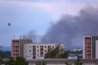 Rauchwolke über Dresden: Am Mittwoch brannte eine leerstehende Laube.