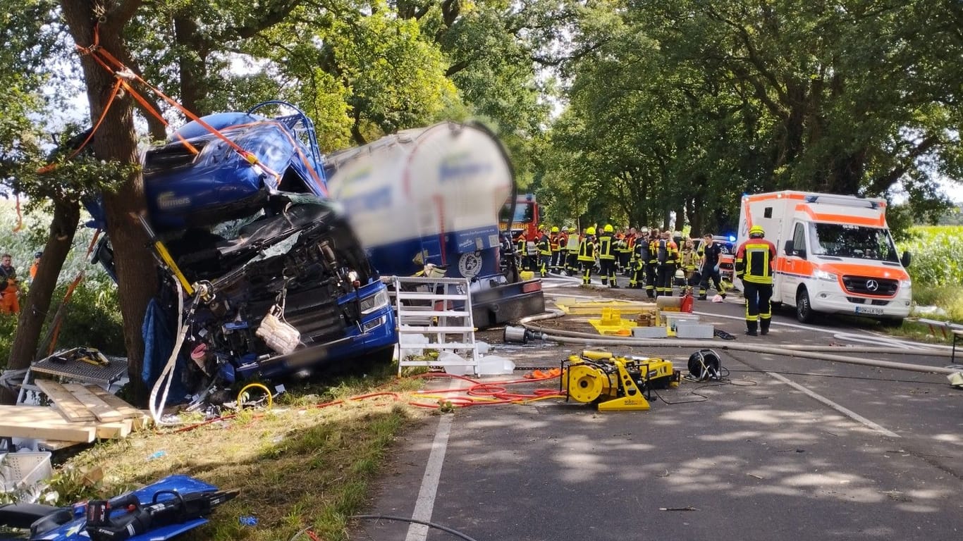 Der Lkw-Beifahrer wurde lebensgefährlich verletzt.