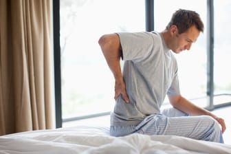 Rückenschmerzen: Nachts können Sie zu Schlafstörungen führen.