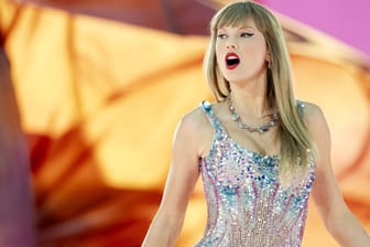 Taylor Swift bei einem Konzert der "Eras"-Tour: Der Superstar kommt für zwei Auftritte nach Hamburg.