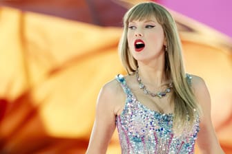 Taylor Swift bei einem Konzert der "Eras"-Tour: Der Superstar kommt für zwei Auftritte nach Hamburg.