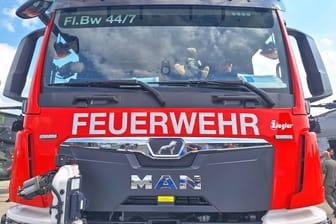 Einsatzwagen der Berliner Feuerwehr (Symbolfoto): Ein Gymnasium wurde Opfer eines Brandanschlags.