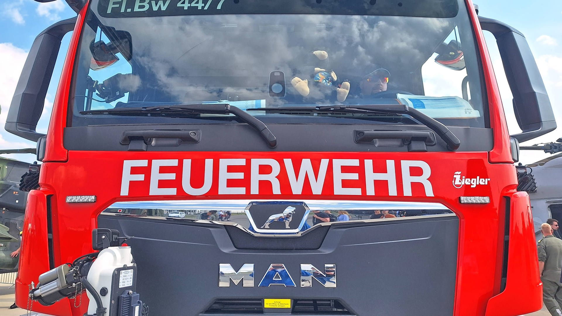 Einsatzwagen der Berliner Feuerwehr (Symbolfoto): Ein Gymnasium wurde Opfer eines Brandanschlags.