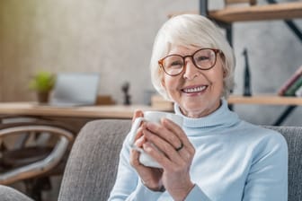 Zufriedene Rentnerin: Einen Ruhestand ohne Geldsorgen – den wünscht sich wohl jeder.