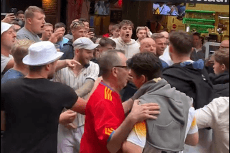 Ein Video der "Daily Mail" soll Zusammenstöße zwischen englischen und deutschen Fans in Düsseldorf zeigen (Bildschirmfoto).