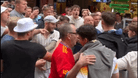 Ein Video der "Daily Mail" soll Zusammenstöße zwischen englischen und deutschen Fans in Düsseldorf zeigen (Bildschirmfoto).