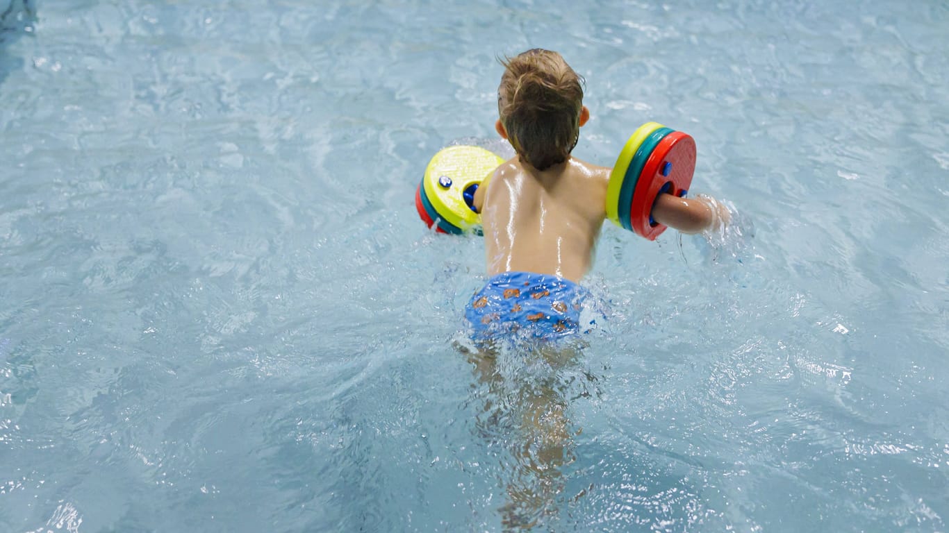 Ein Kind im Schwimmbad: In Hamburg ist ein Sechsjähriger vor dem Ertrinken gerettet worden.