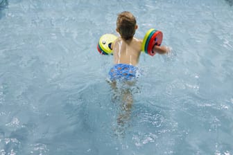 Ein Kind im Schwimmbad: In Hamburg ist ein Sechsjähriger vor dem Ertrinken gerettet worden.
