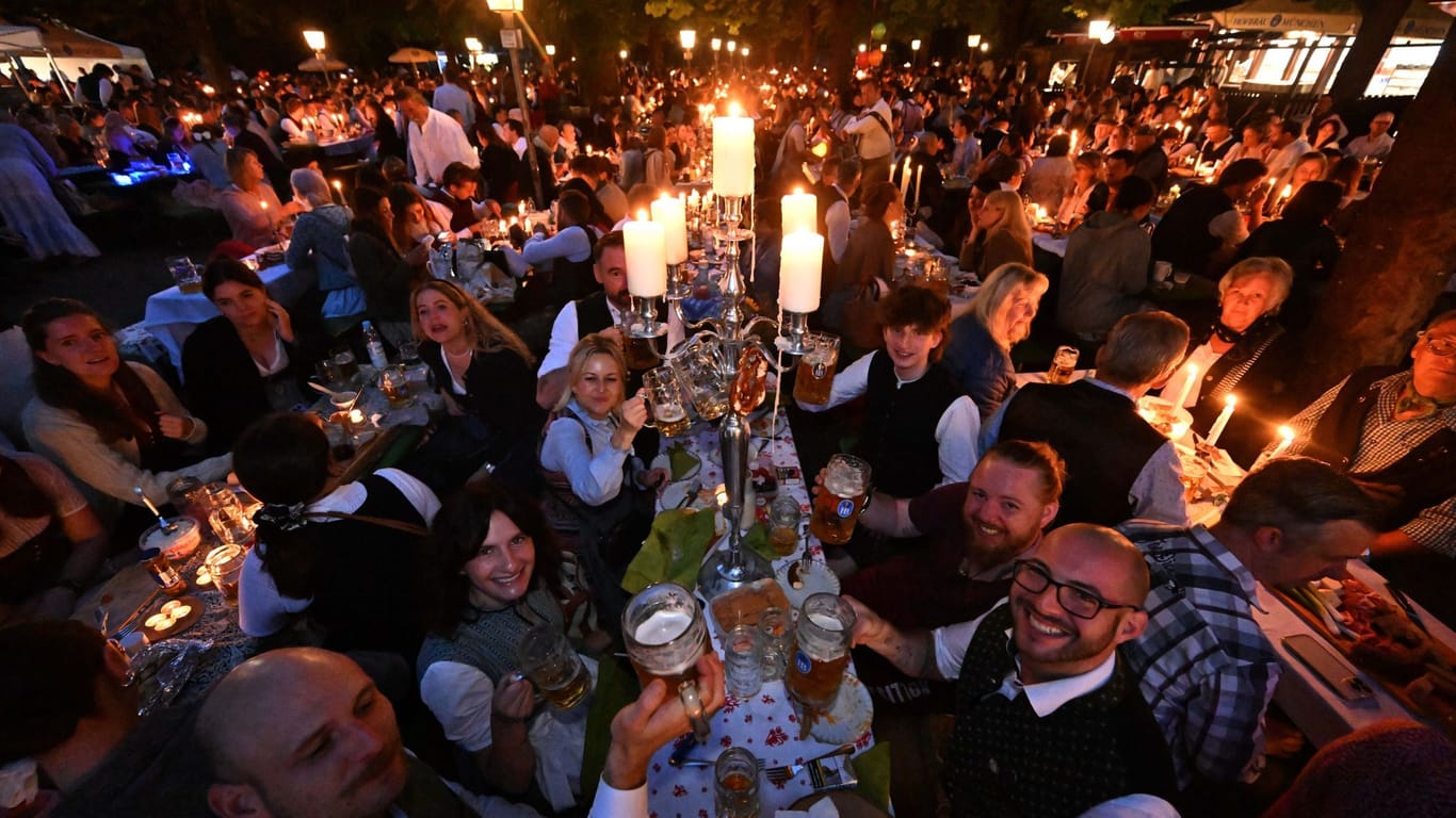 Kocherlball am Chinesischen Turm