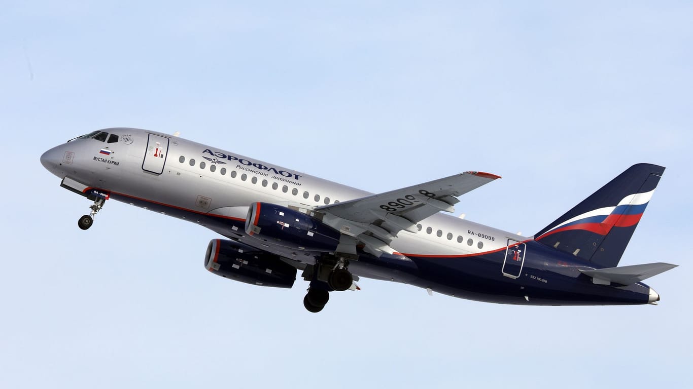 Russisches Passagierflugzeug Suchoi Superjet SSJ 100