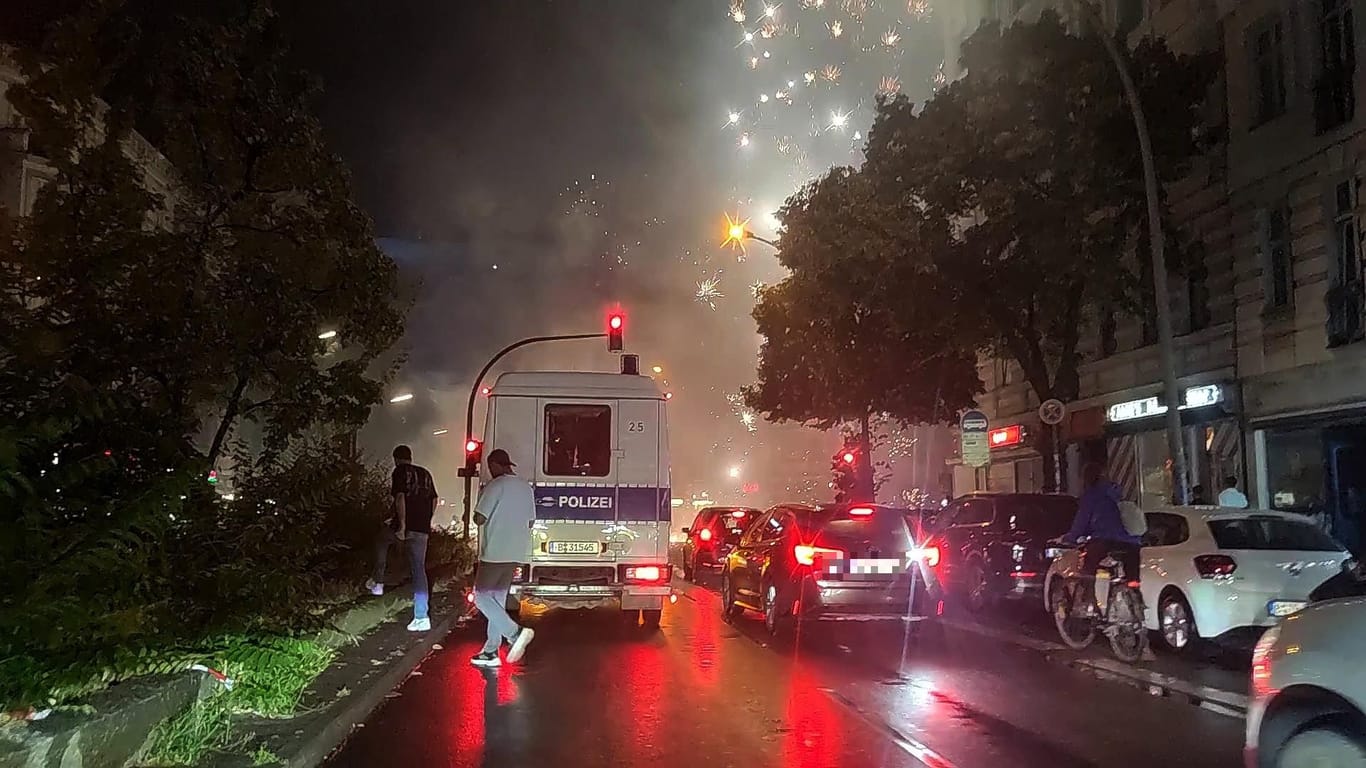 Am Dienstagabend kam es zu Ausschreitungen in Neukölln: Dabei wurde Pyrotechnik gezündet.