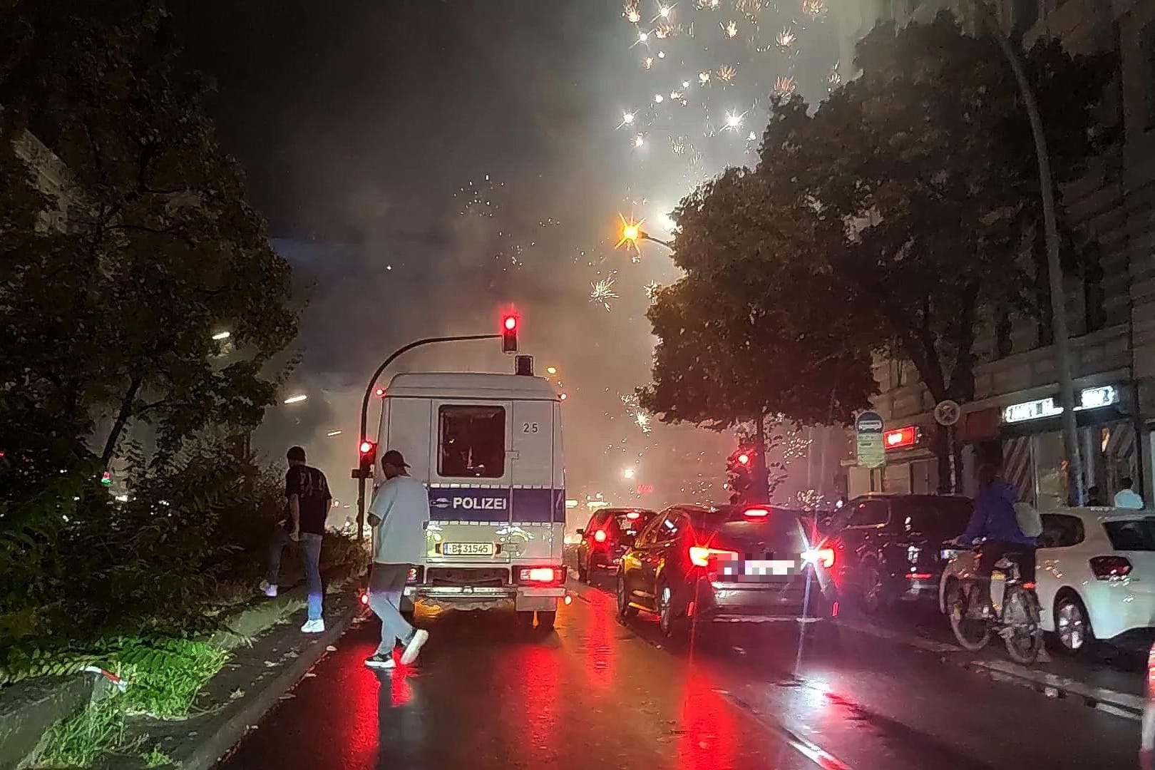 Am Dienstagabend kam es zu Ausschreitungen in Neukölln: Dabei wurde Pyrotechnik gezündet.