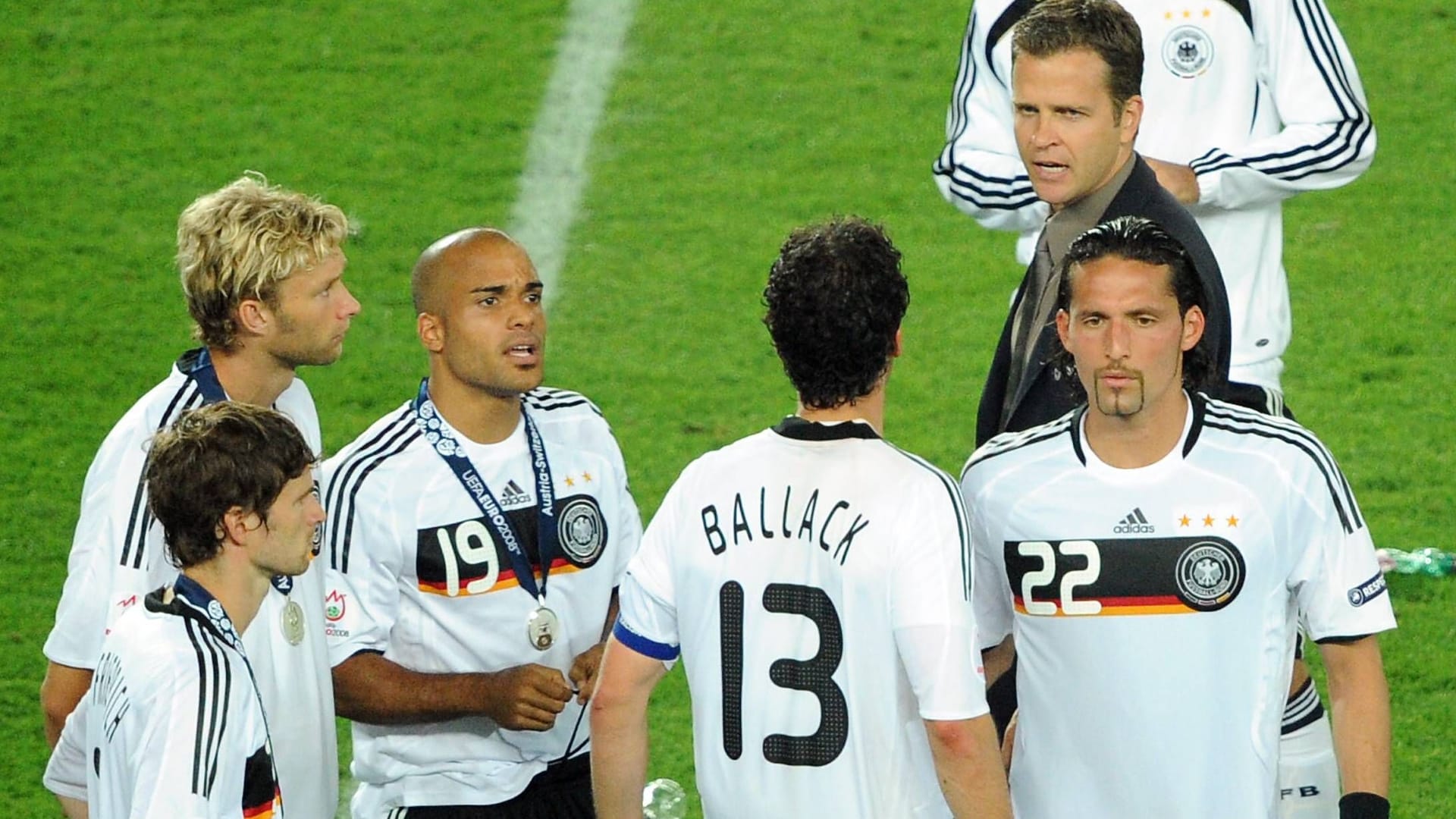 Teammanager Oliver Bierhoff und Michael Ballack geraten nach dem EM-Finale 2008 aneinander, Kevin Kuranyi (re.) und David Odonkor (li.) versuchen zu schlichten.