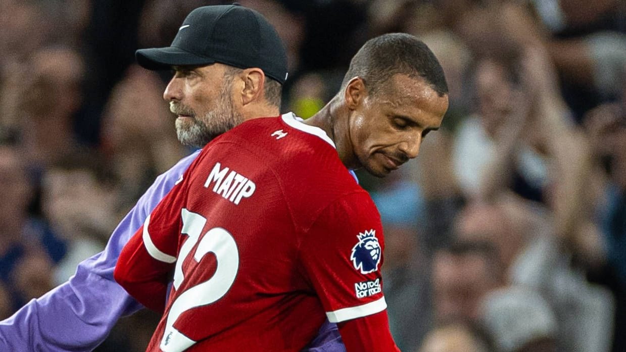 Jürgen Klopp (l.) und Joel Matip: Beide Ex-Liverpooler sind aktuell ohne Klub.