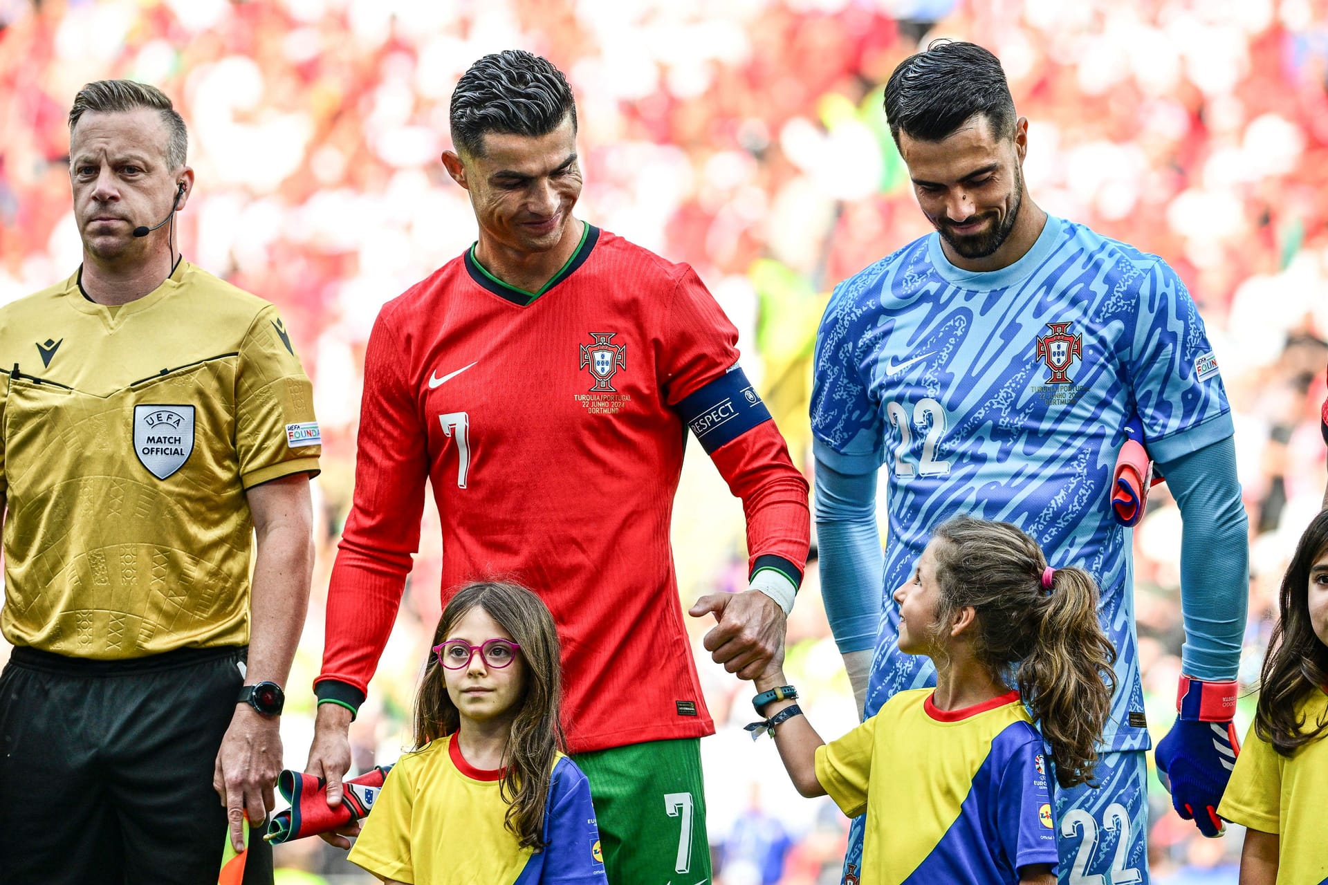 Cristiano Ronaldo mit einem glücklichen Einlaufkind bei der Partie Türkei gegen Portugal.