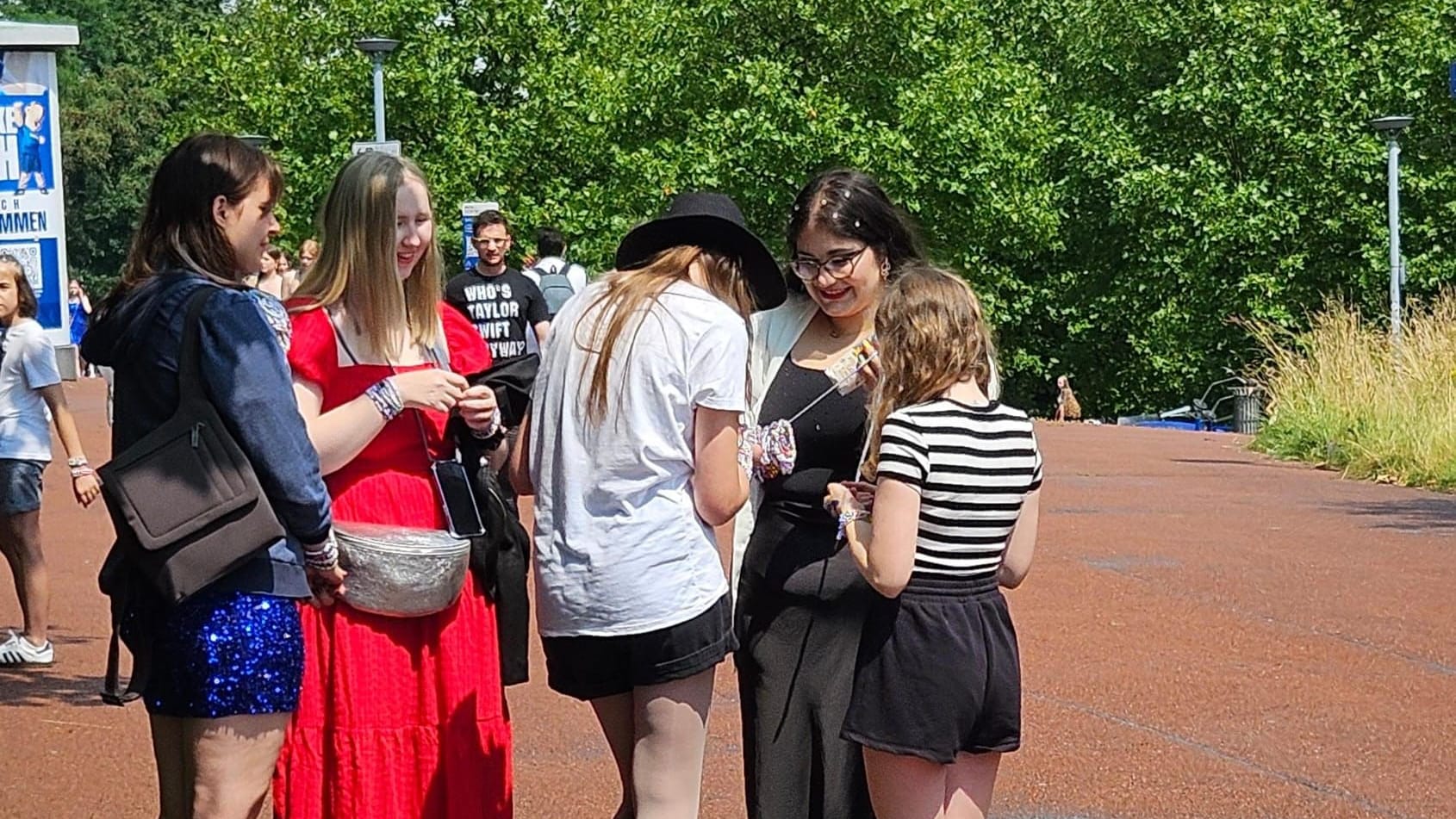 Fans tauschen Armbänder vor dem Konzert in Gelsenkirchen.