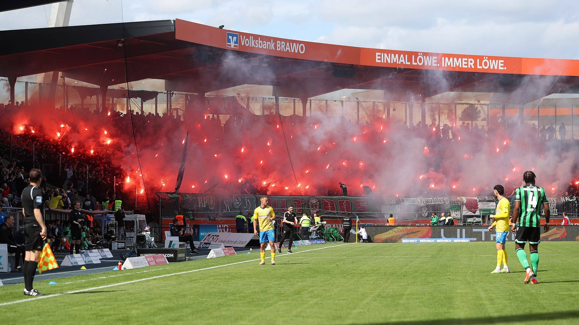 Fans zünden Pyro beim Niedersachsen-Derby: Auch die GdP will einen kompletten Ausschluss von Gästefans verhindern.