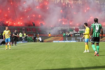 Fans zünden Pyro beim Niedersachsen-Derby: Auch die GdP will einen kompletten Ausschluss von Gästefans verhindern.