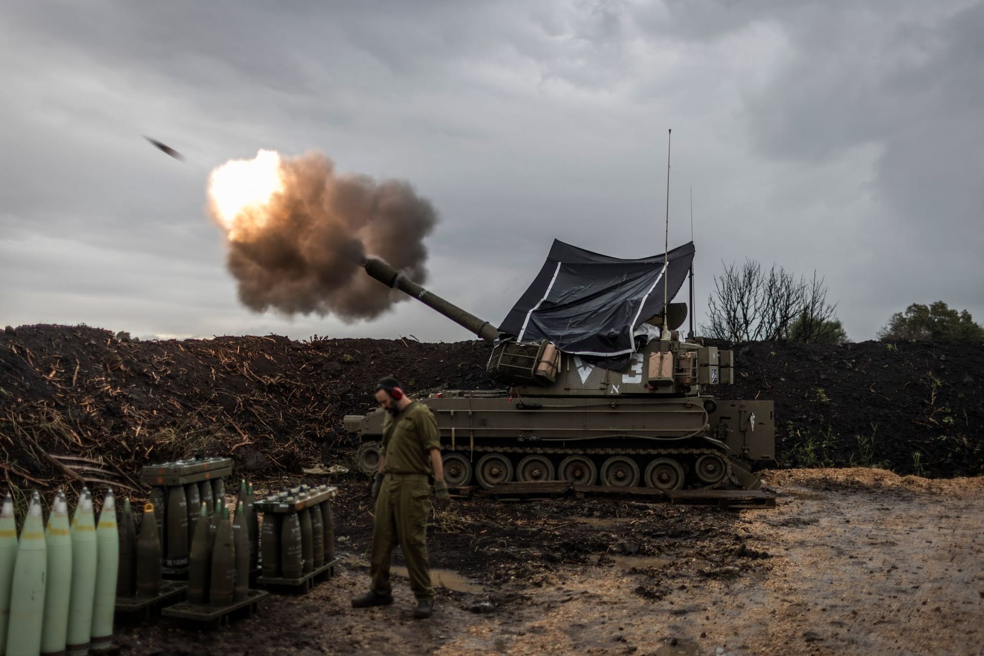 Israelische Soldaten feuern nahe dem Libanon eine Haubitze ab